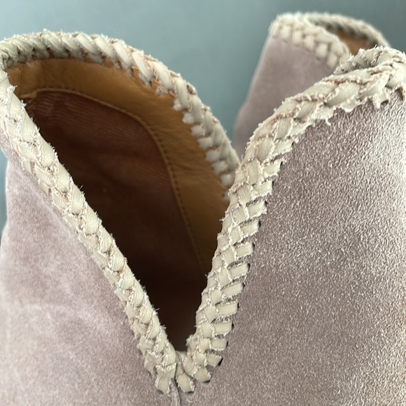 Gorgeous like new lilac suede rustic Frye booties!  Size 5.5. Worn 2 times. - Picture 4 of 5